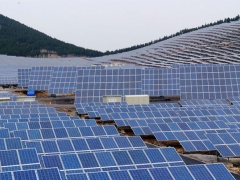 徐州，保利协鑫在去年底率先建成了全国规模最大的20兆瓦光伏电站，蓝色太阳能电池板漫山遍野。
