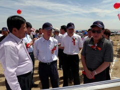 西北分公司（黄河水电公司）党组成员、副总经理聂毅涛（左二）向白银市委书记、人大主任

肖庆平（右一）介绍项目情况
