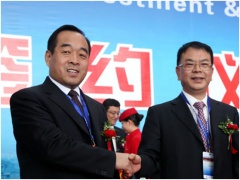 青海省格尔木3MW聚光光伏项目---签约仪式（青海省电力公司总经理张书豪和三安光电股份有限公司董事长林秀成）
